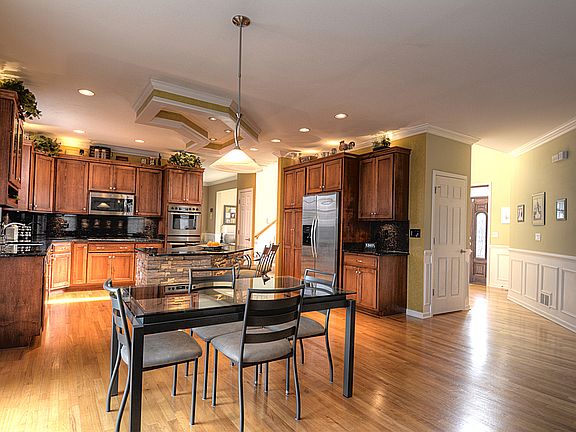 3rd image of 300 Erie Cir