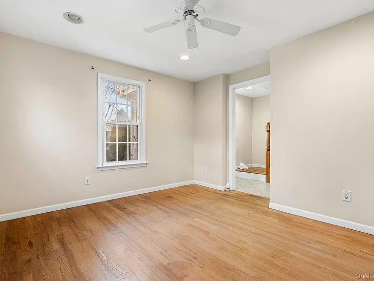 983 Warren Ave — Photo 11
