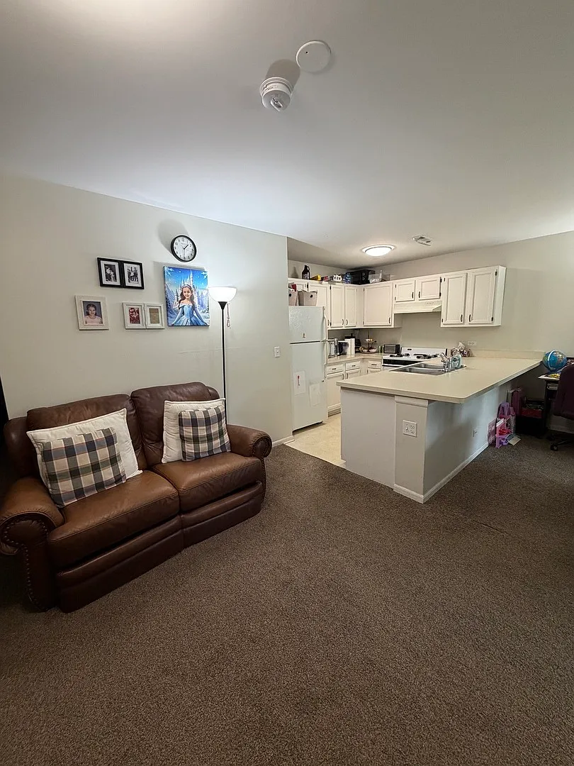 1 bed, 927 sqft, $1,400 — Photo 4