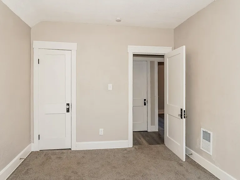 438299_023_main_bedroom_13585034.jpg