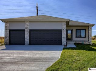 11338 Portage Cir, Papillion, NE 68046