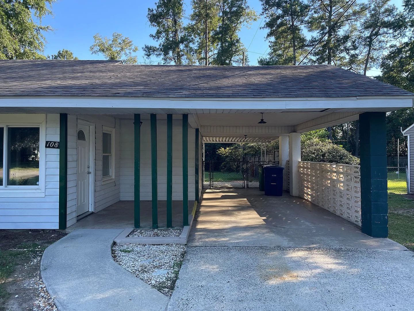 3 Bed, 1 Bath House — Photo 3