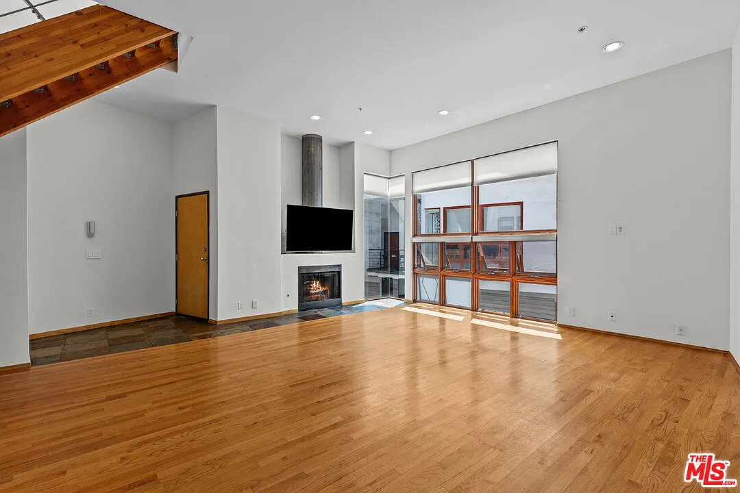 2 bed, 3.0 bath, 1263 sqft, $7,000 — Photo 1