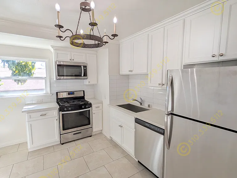 969 N Doheny Dr #1/2 — Photo 22