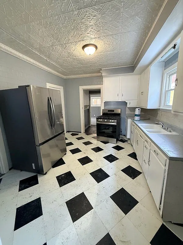 3 bed, 1.0 bath, 1091 sqft, $1,300 — Photo 2