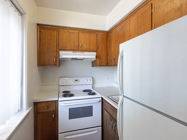 242 West Franklin Ave — Photo 8