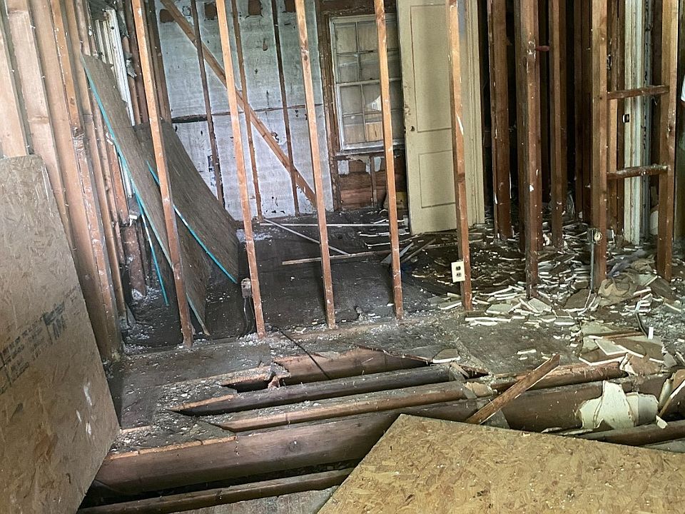 2nd image of 2222 N Xanthus Ave