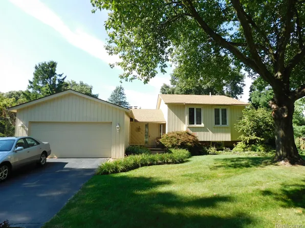 3917 Hunt Club Ct, Shelby Township, MI 48316