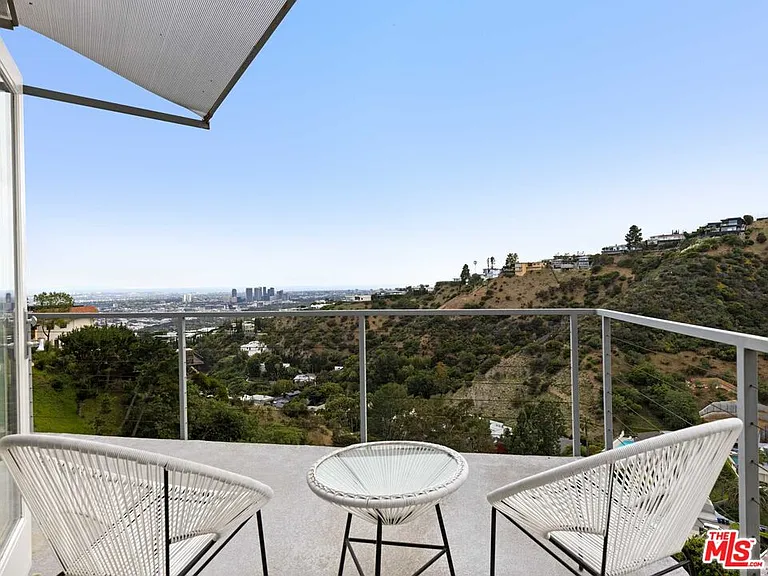 1885 Sunset Plaza Dr — Photo 11