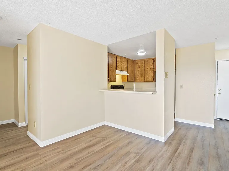 Bush Apartments — Photo 25