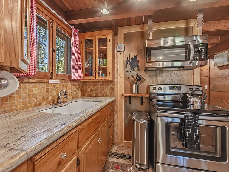 Nicely appointed kitchen (note no dishwasher)