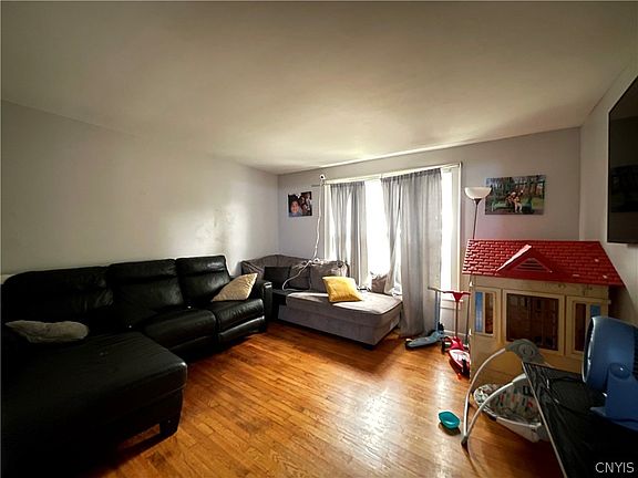 4th image of 114 Vann St