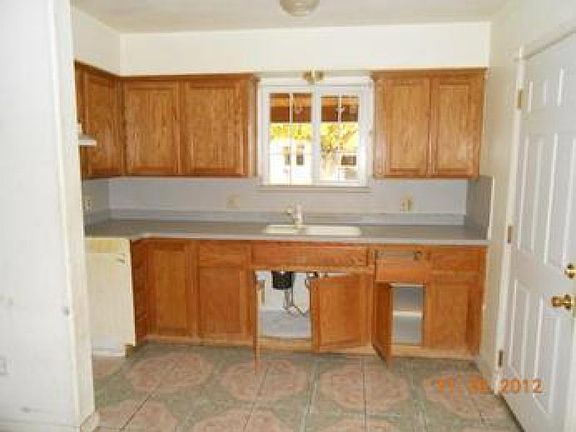 4th image of 328 Holly St