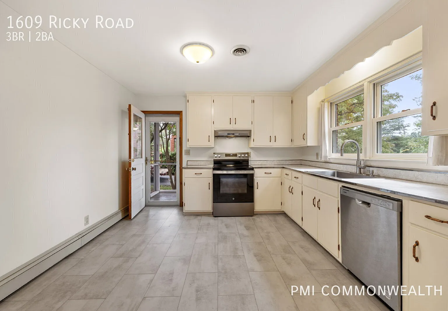 3 bed / 1.5 bath single family home (Available Now) — Photo 4