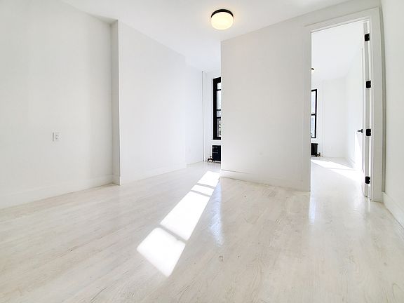 3rd image of 750 Washington Ave APT 3LR