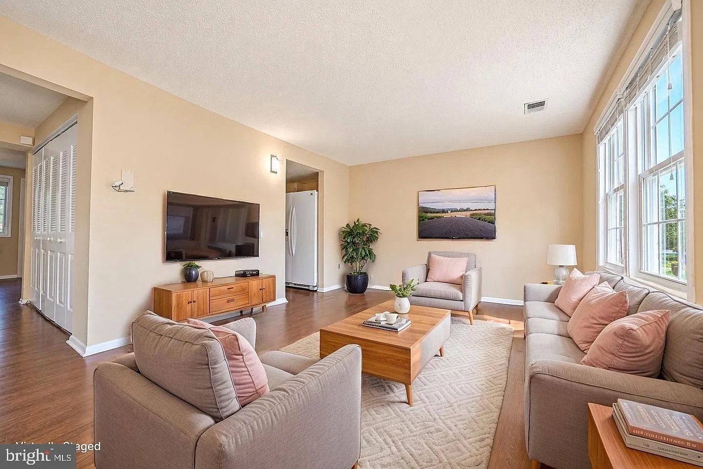 3 bed, 1.5 bath, 1280 sqft, $2,500 — Photo 3
