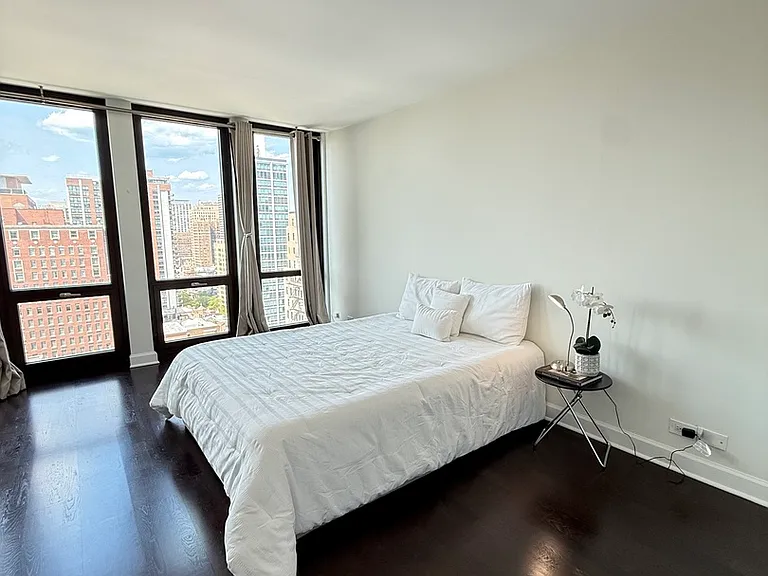 1 E Scott St #2102 — Photo 5