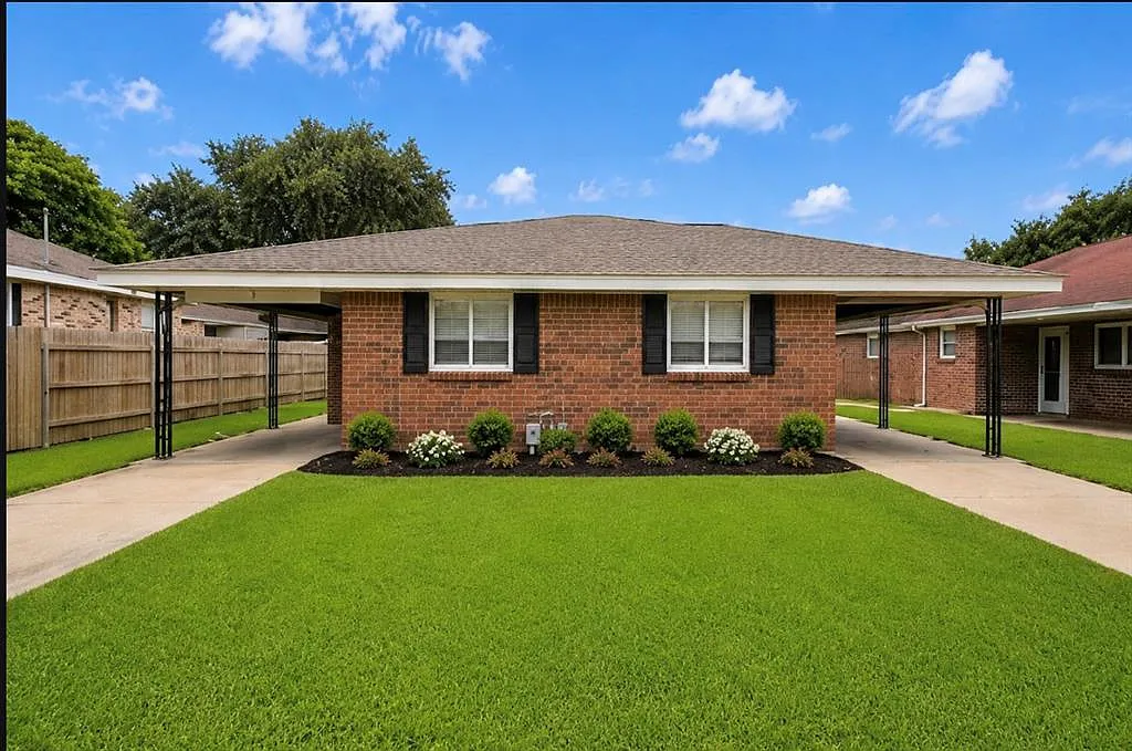 3 bed, 1.5 bath, 1091 sqft, $2,000 — Photo 1