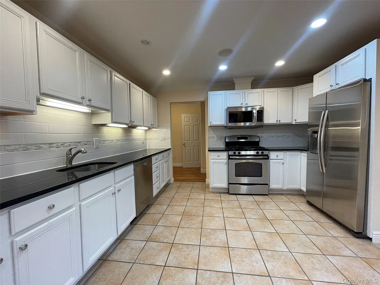 3 bed, 2.5 bath, 1700 sqft, $7,000 — Photo 1