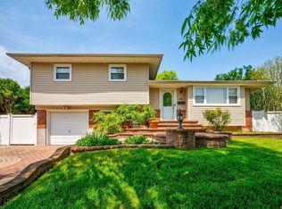 8 Stewart St, Plainview, NY 11803