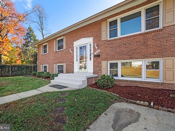 3rd image of 2128 Roslyn Ave