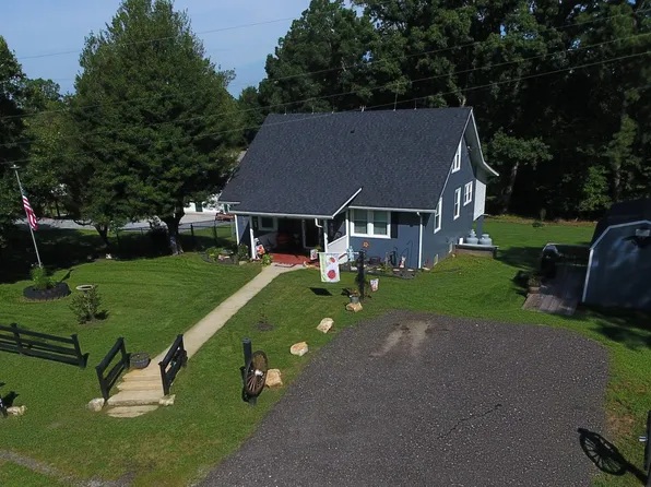 3881 Smith Mountain Lake Pkwy, Huddleston, VA 24104