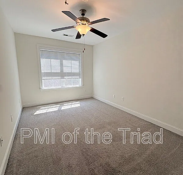 2974 York Place Dr — Photo 15