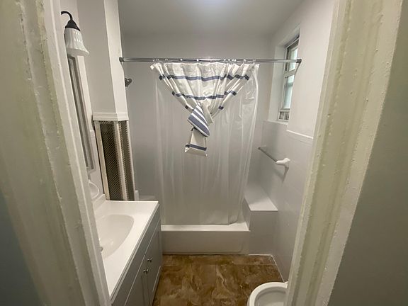 3rd image of 1369 E 49th St #1