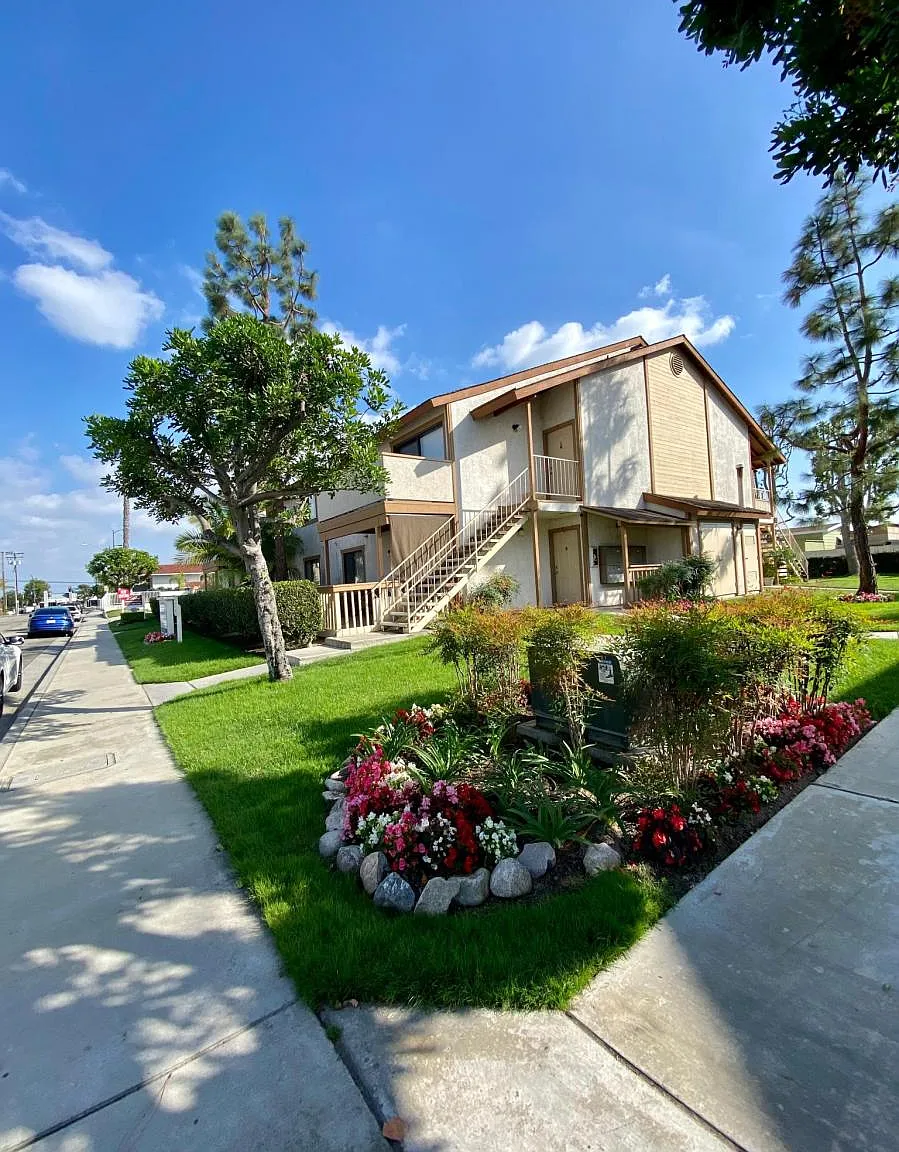2 bed, 900 sqft, $2,675 — Photo 1