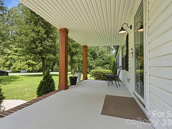 4th image of 136 Mott Rd