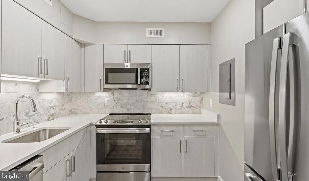 1 bed, 1.0 bath, 800 sqft, $2,727 — Photo 2