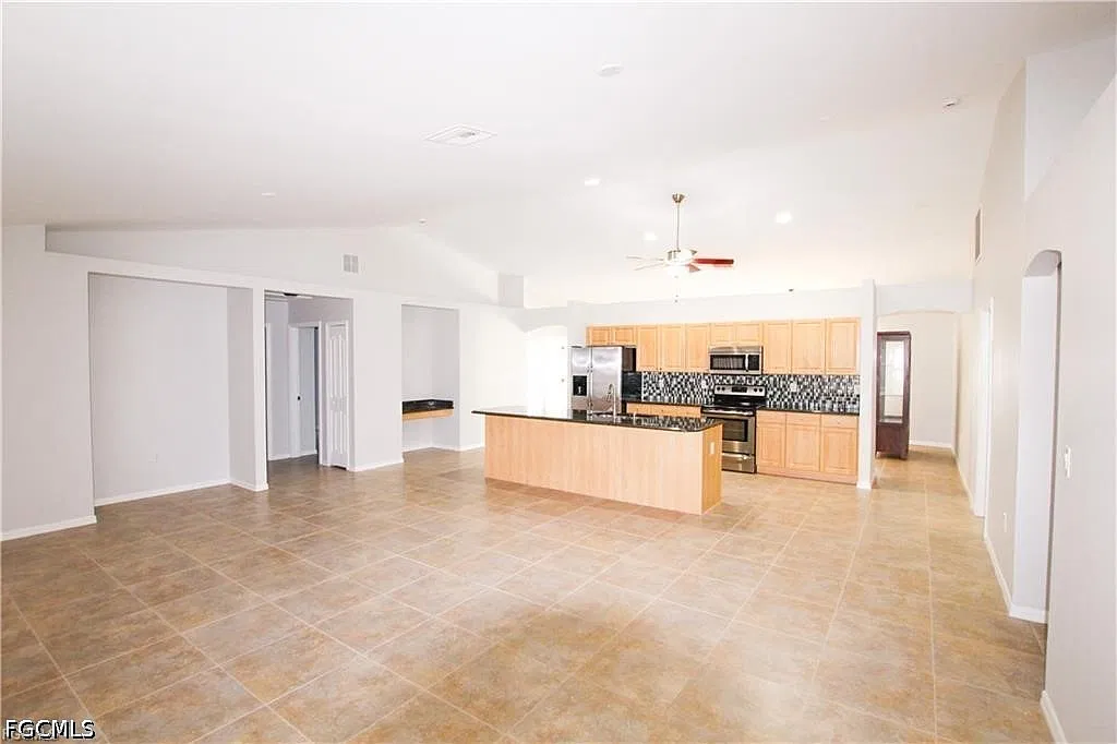 3 bed, 2.0 bath, 2017 sqft, $2,400 — Photo 4