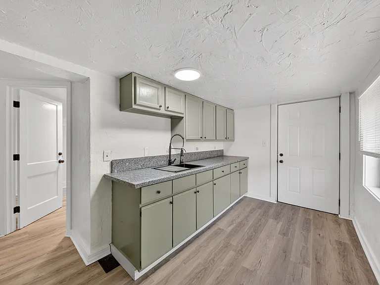 511 Brown St — Photo 17