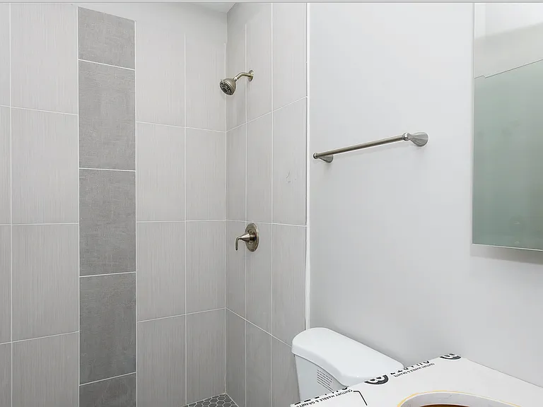 1945 N Winchester Ave #2F — Photo 8