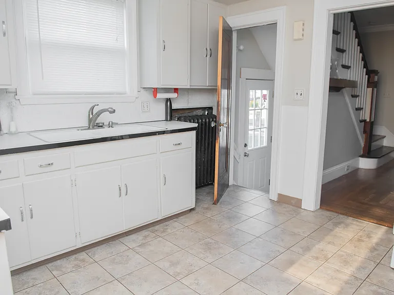 18 Thompson St — Photo 9