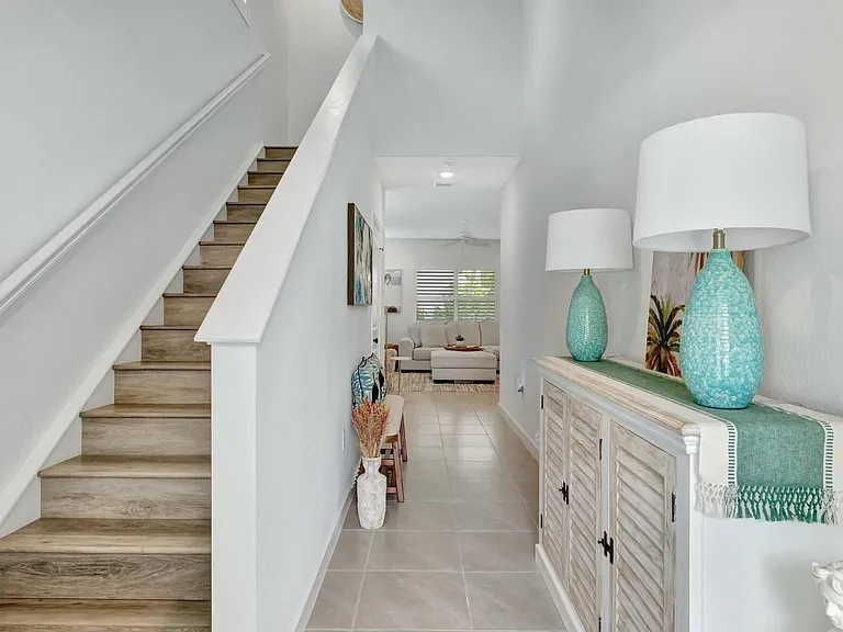601 NE Waters Edge Ln — Photo 10