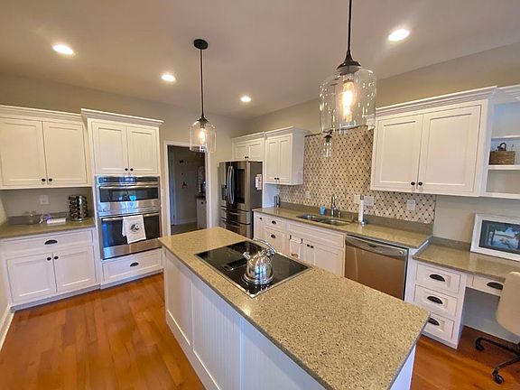 3rd image of 114 Hickory Hill Ln