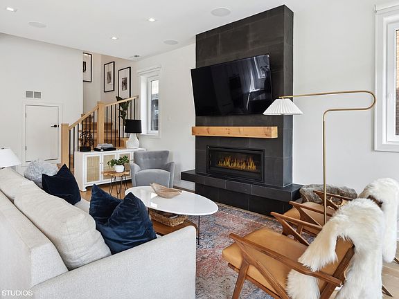 4th image of 702 W Wellington Ave #2S