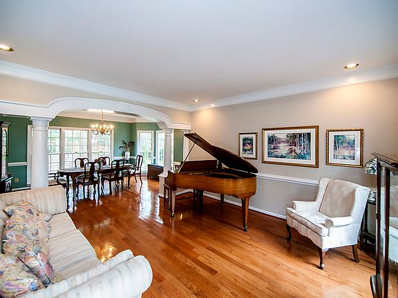 3rd image of 10407 Breamore Dr