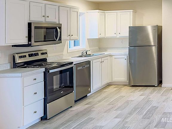 3rd image of 10 Kamloop Ln