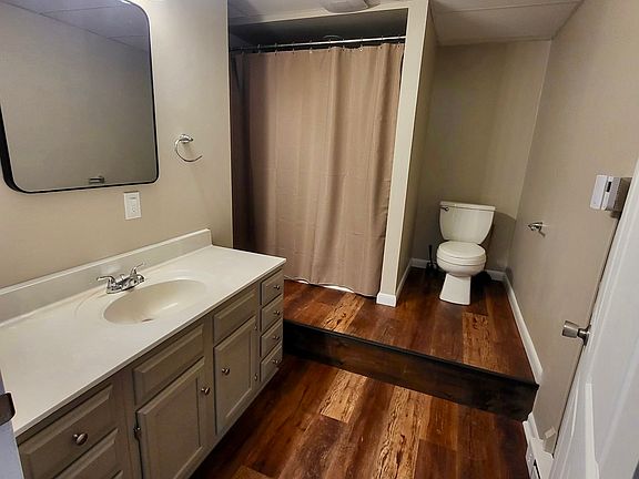 4th image of 1685 Grace Ave #6