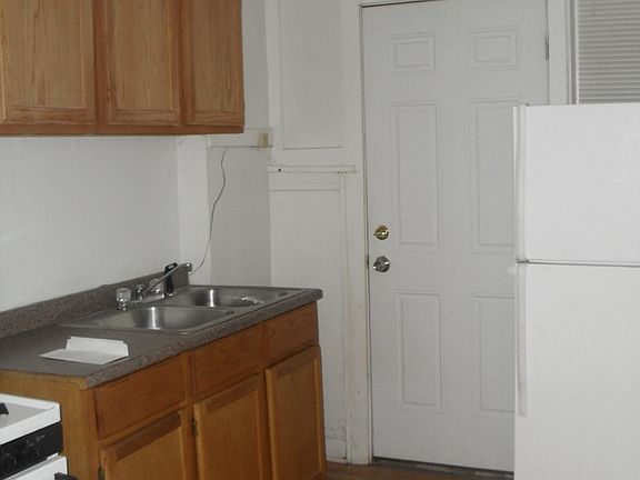 Kitchen appliances included