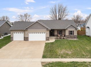 510 Pinehurst Dr, Eldridge, IA