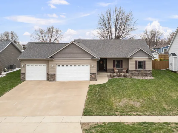 510 Pinehurst Dr, Eldridge, IA 52748