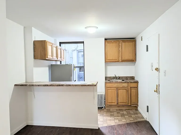 1727 2nd Ave #5F — Photo 4