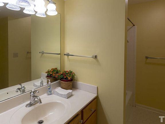 4th image of 175 Montrose Dr