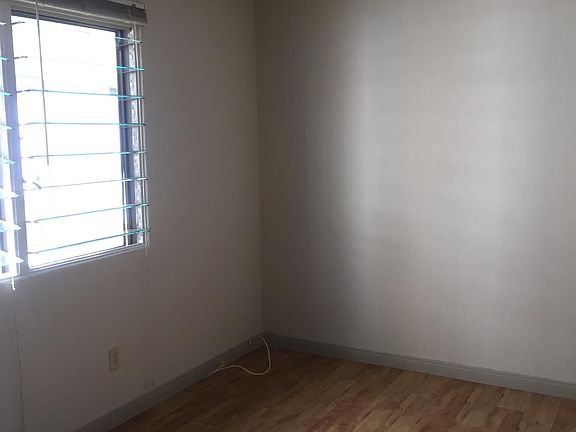3rd image of 561 1/2 22nd St