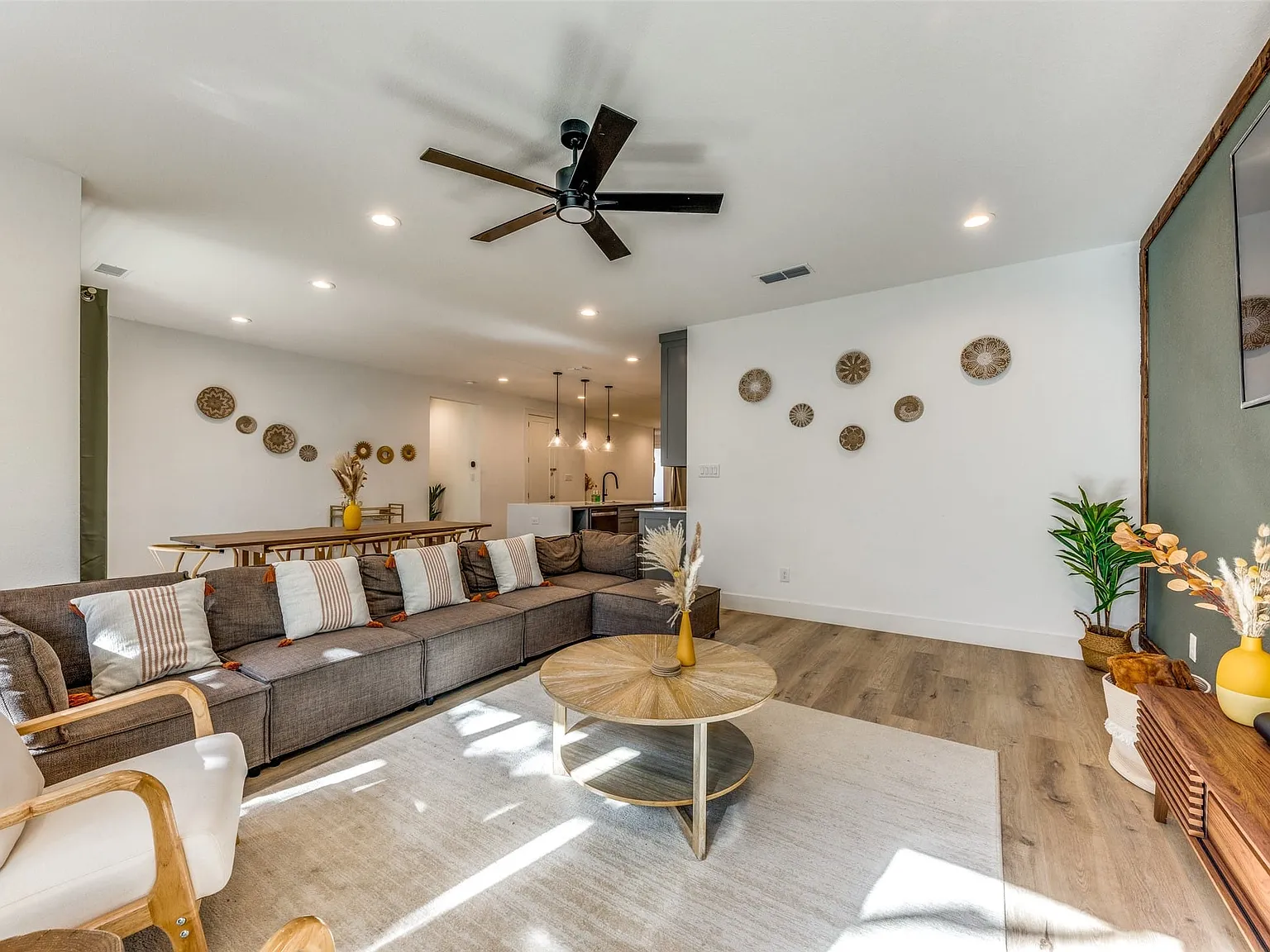 4 bed, 2.5 bath, 2006 sqft, $3,600 — Photo 4