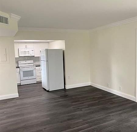 4th image of 1518 SE Royal Green Cir