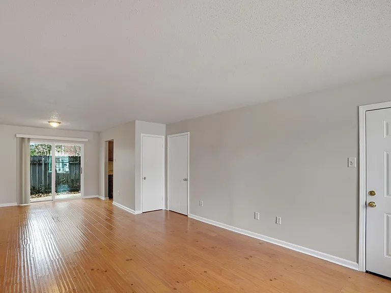 Woodland Trace Apartments — Photo 16